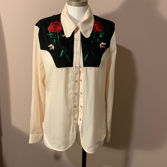 Gianni Bini Tops - Gianni Bini size large shirt button up with embroidered w/flower great condition